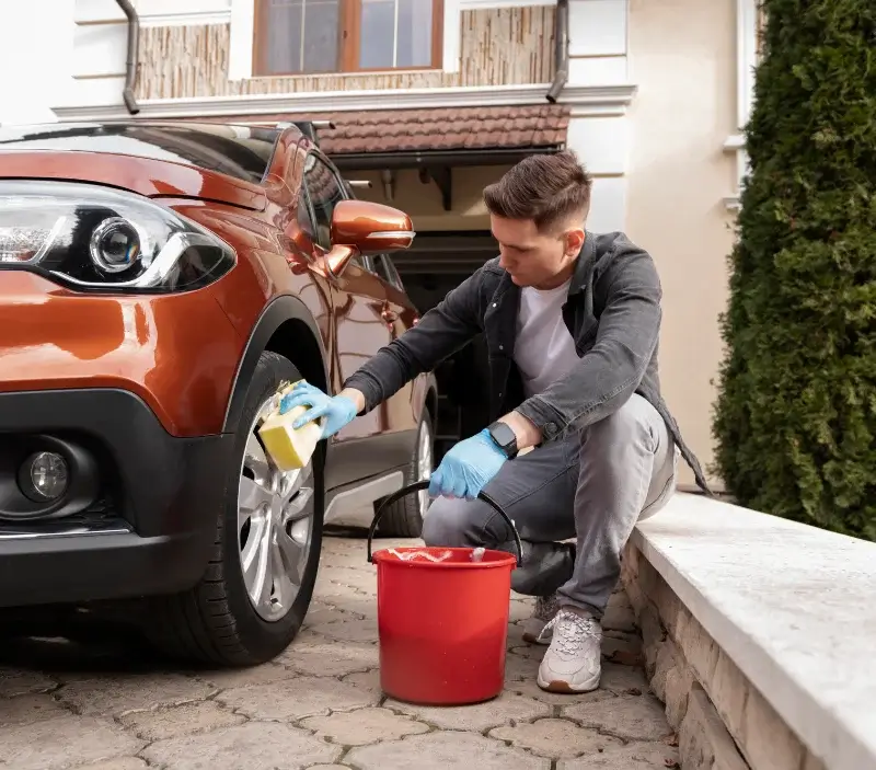 Lavage auto à domicile Ceaux-en-Loudun : professionnel intervenant sur un véhicule